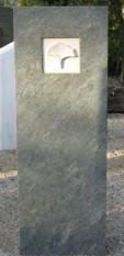 Dorfer-Grün sandgestrahlt, gebürstet mit Ginkgoblatt in Jura-Kalkstein (plastisch)