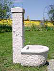 Brunnensäule mit 2 Wasserhähnen für Regen- und Leitungswasser/Bullstones-Granit